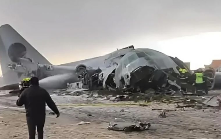 Testigos describieron una secuencia en la que el avi&oacute;n golpe&oacute; m&uacute;ltiples veh&iacute;culos antes de detenerse.