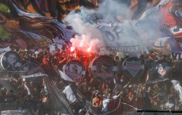 El episodio se origin&oacute; cuando integrantes de una barra de Universidad de Chile atacaron una caravana de seguidores de Colo Colo que se desplazaba hacia el estadio
