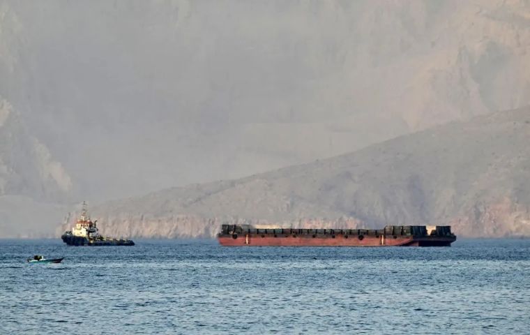 Analistas del sector se&ntilde;alaron que el mercado est&aacute; descontando el riesgo de una paralizaci&oacute;n prolongada del tr&aacute;fico en el estrecho