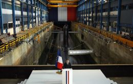 Macron habl&oacute; en la base de &Icirc;le Longue, cerca de Brest, frente a oficiales navales y con un submarino nuclear como tel&oacute;n de fondo