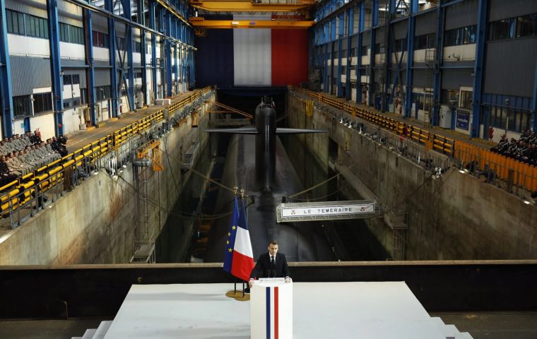 Macron habl&oacute; en la base de &Icirc;le Longue, cerca de Brest, frente a oficiales navales y con un submarino nuclear como tel&oacute;n de fondo