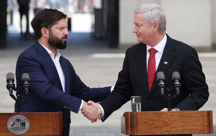 Kast sostuvo que el equipo entrante no recibi&oacute; antecedentes suficientes no solo sobre el cable, sino tambi&eacute;n sobre la situaci&oacute;n fiscal y nombramientos de &uacute;ltima hora