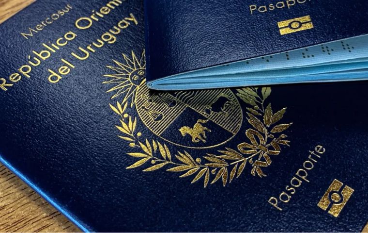 Funcionarios de la DNIC detectaron irregularidades en los documentos presentados por los solicitantes y se activ&oacute; una alerta que deriv&oacute; en la intervenci&oacute;n policial y de la Fiscal&iacute;a de Flores