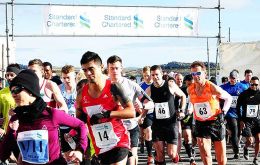 Vista de las docenas de corredores que compitieron en ediciones anteriores de la popular Stanley Marathon 