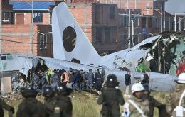 La aeronave trasladaba un total de 50 millones de bolivianos (unos US$ 7,1 millones) y las autoridades estimaron que alrededor del 30% del cargamento fue sustraído en el lugar