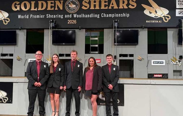 El equipo, Adam Dickson, Pilar Castro, Gerente del grupo Richard Short, Talia Jones and Evan Jones (Foto FB) 