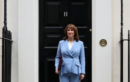 Reeves se&ntilde;al&oacute; que Londres, uno de los principales centros mundiales de seguros mar&iacute;timos, est&aacute; en contacto con el sector ante el aumento del riesgo para la navegaci&oacute;n comercial