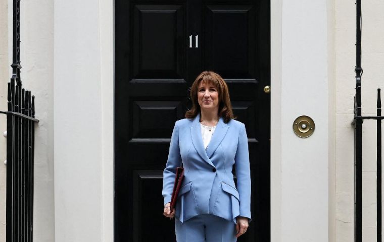 Reeves se&ntilde;al&oacute; que Londres, uno de los principales centros mundiales de seguros mar&iacute;timos, est&aacute; en contacto con el sector ante el aumento del riesgo para la navegaci&oacute;n comercial