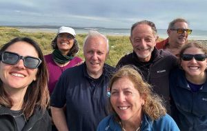 El legislador electo de Falklands, MLA Lewis Clifton tambi&eacute;n se sum&oacute; a tareas en algunas zonas costeras 