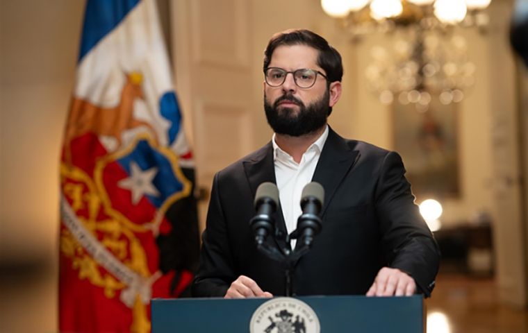 &ldquo;Me voy con la frente en alto y las manos limpias&rdquo;, dijo Boric en un mensaje transmitido en vivo desde el palacio de La Moneda la noche del 10 de marzo