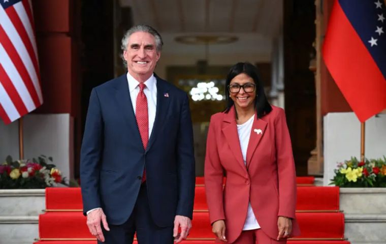 La noticia se dio tras la visita a Caracas del secretario del Interior de Estados Unidos, Doug Burgum, quien lleg&oacute; acompa&ntilde;ado por m&aacute;s de dos docenas de empresas del sector minero y de minerales