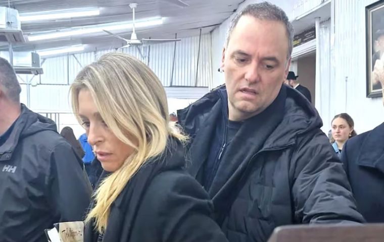 El propio Adorni confirm&oacute; en una entrevista con A24 que su esposa, Bettina Angeletti, termin&oacute; viajando en el Tango 01 luego de que cambiara la fecha del desplazamiento presidencial