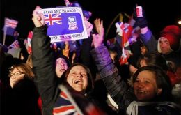 La noche explot&oacute; de festejos al anunciarse el resultado abrumador del referendo <br />
