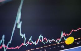 En el mercado local, el S&P Merval retrocedi&oacute; 2% en pesos y 2,8% en d&oacute;lares, con bajas de hasta 6% en varias acciones l&iacute;deres