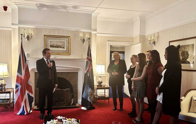 Zaira Chavez (Argentina), Bianca Nunez  (Paraguay, y Sofia Pitetta (Uruguay) durante la reemci&ntilde;ob en Casa de Gobierno con el  Gobernador Martin-Reynolds