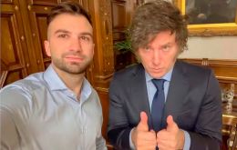 La publicación también reconstruye cómo Novelli y su entorno buscaron capitalizar políticamente la cercanía con Milei