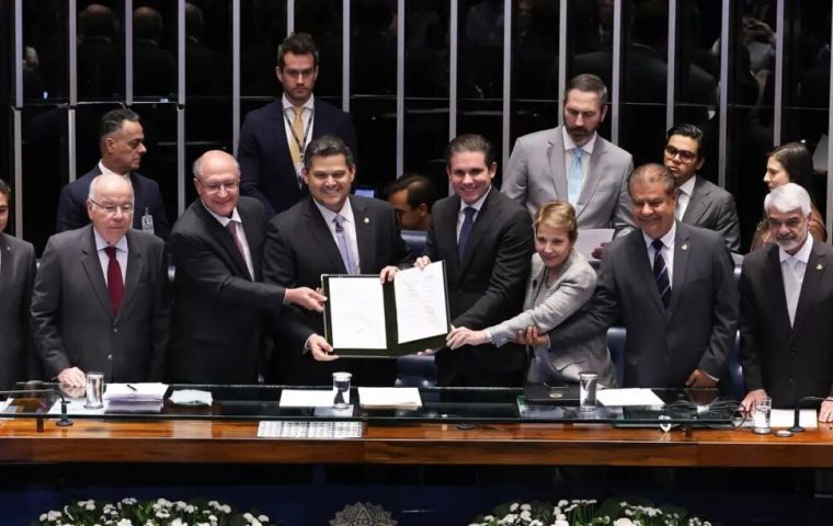 Durante la sesi&oacute;n, Alcolumbre afirm&oacute; que el comercio &ldquo;es la llave de la paz mundial&rdquo; y sostuvo que los pa&iacute;ses que comercian entre s&iacute; tienden a tener m&aacute;s que perder con la guerra que ganar con ella