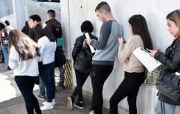 Por regiones, el Gran Buenos Aires mostr&oacute; la tasa de desempleo m&aacute;s alta, con 8,6%, seguido por la regi&oacute;n Pampeana, con 7,7%.