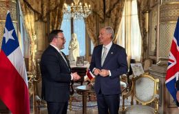 El presidente chileno Kast con el ministro del Foreign Office del Reino Unido para Am&eacute;rica Latina y el Caribe, Chris Elmore.