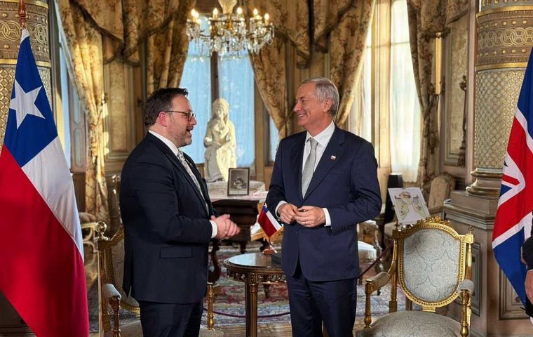 El presidente chileno Kast con el ministro del Foreign Office del Reino Unido para Am&eacute;rica Latina y el Caribe, Chris Elmore.