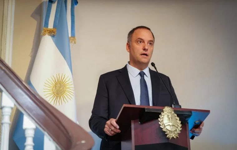  caso se inserta en una seguidilla de controversias que rodean a Adorni desde que se revel&oacute; que su esposa viaj&oacute; en el avi&oacute;n presidencial durante una gira de Javier Milei a Estados Unidos