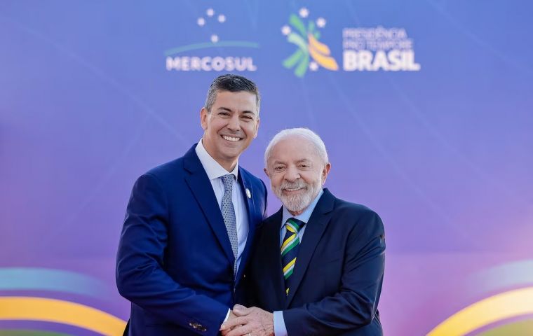 El Anexo C establece que ambos pa&iacute;ses tienen derecho al 50% de la energ&iacute;a generada por Itaip&uacute;, pero obliga a quien no utilice toda su cuota a vender el excedente al socio a precios preferenciales