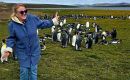 Karin encantada durante una visita a las ping&uuml;ineras de las Falklands. (Foto PN) 