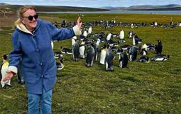 Karin encantada durante una visita a las ping&uuml;ineras de las Falklands. (Foto PN) 