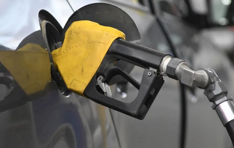 Con el ajuste, la nafta S&uacute;per 95 pasar&aacute; de 76,88 a 82,27 pesos por litro, mientras que el gasoil 50S subir&aacute; de 47,32 a 50,63 pesos por litro