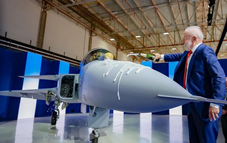 El presidente Luiz In&aacute;cio Lula da Silva encabez&oacute; la ceremonia y bautiz&oacute; la aeronave rociando una botella de champ&aacute;n sobre el fuselaje