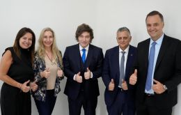 Los indicadores de opini&oacute;n profundizaron la preocupaci&oacute;n. La encuesta de la Universidad de San Andr&eacute;s registr&oacute; apenas 33% de satisfacci&oacute;n con la gesti&oacute;n, una ca&iacute;da de siete puntos desde noviembre