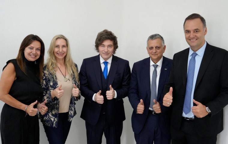 Los indicadores de opini&oacute;n profundizaron la preocupaci&oacute;n. La encuesta de la Universidad de San Andr&eacute;s registr&oacute; apenas 33% de satisfacci&oacute;n con la gesti&oacute;n, una ca&iacute;da de siete puntos desde noviembre