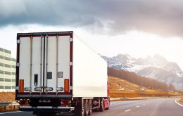 Un cami&oacute;n pesado en una autopista europea. Bruselas adopt&oacute; medidas temporales para flexibilizar la ruta de los fabricantes hacia las metas de CO2 de 2030.