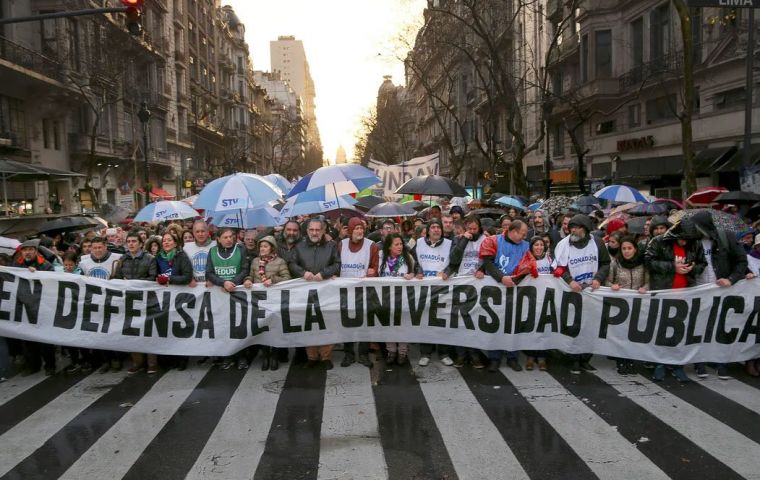 Los jueces Sergio Fern&aacute;ndez y Jorge Mor&aacute;n rechazaron la apelaci&oacute;n presentada por el Poder Ejecutivo y calificaron de poco serios sus argumentos