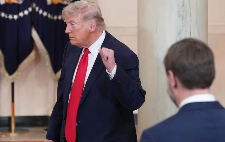 Vamos a golpearlos con extrema dureza. En las pr&oacute;ximas dos o tres semanas, los vamos a devolver a la Edad de Piedra, que es donde pertenecen, declar&oacute; Trump