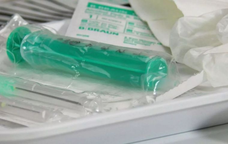 Zalazar, un anestesista que estaba de guardia en el Hospital Infantil Ricardo Guti&eacute;rrez, fue hallado muerto en su apartamento con una v&iacute;a intravenosa conectada a su pie