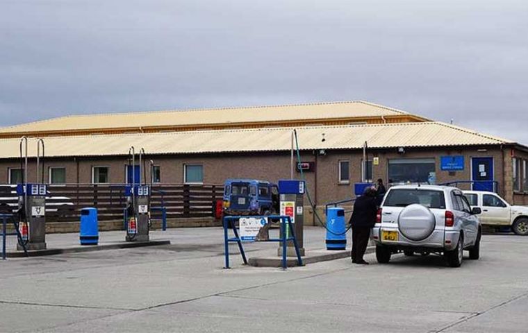 A partir de abril el combustible di&eacute;sel (gas&oacute;leo) se increment&oacute; 23 peniques el litro, o sea un aumento del 36.5%, alcanzando 86 peniques el litro 