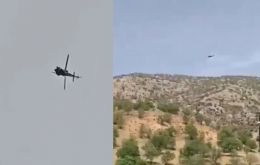 Durante las operaciones de rescate, dos helicópteros Black Hawk que sobrevolaban territorio iraní fueron alcanzados por fuego enemigo