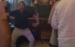 En una segunda grabaci&oacute;n de la misma noche, se lo escucha afirmar que &eacute;l pag&oacute; los 18.000 d&oacute;lares de la cauci&oacute;n impuesta por la justicia brasile&ntilde;a para que su hija pudiera regresar a Argentina