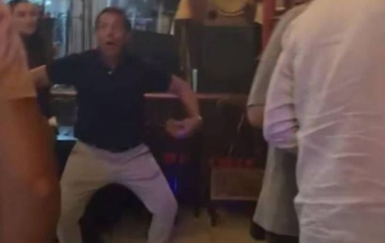 En una segunda grabaci&oacute;n de la misma noche, se lo escucha afirmar que &eacute;l pag&oacute; los 18.000 d&oacute;lares de la cauci&oacute;n impuesta por la justicia brasile&ntilde;a para que su hija pudiera regresar a Argentina