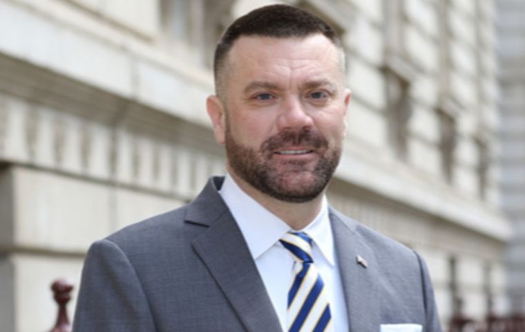 Porter grab&oacute; un video frente al Ministerio de Relaciones Exteriores boliviano en el que sostuvo que las islas Falkland son brit&aacute;nicas, su soberan&iacute;a no est&aacute; en cuesti&oacute;n y cit&oacute; el refer&eacute;ndum de 2013