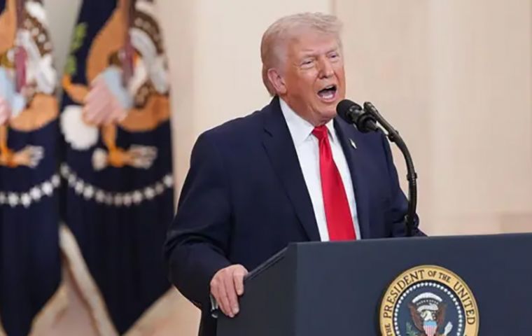 El martes ser&aacute; el D&iacute;a de la Central El&eacute;ctrica y el D&iacute;a del Puente, todo en uno, en Ir&aacute;n. &iexcl;No habr&aacute; nada igual! Abran el puto estrecho, malditos locos, dijo Trump