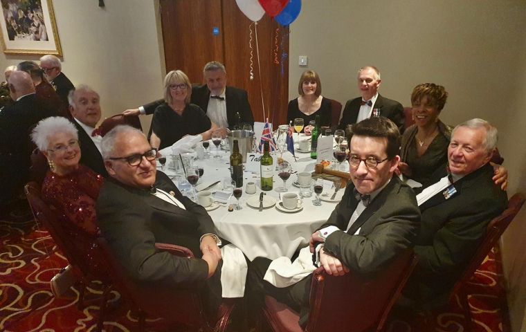 El Representante Richard Hyslop durante el encuentro con miembros de SAMA 82