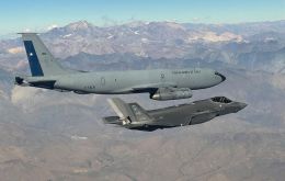 La maniobra se ejecutó el 4 de abril en espacio aéreo internacional, mientras los cazas de quinta generación se dirigían a Santiago para participar en la FIDAE 2026