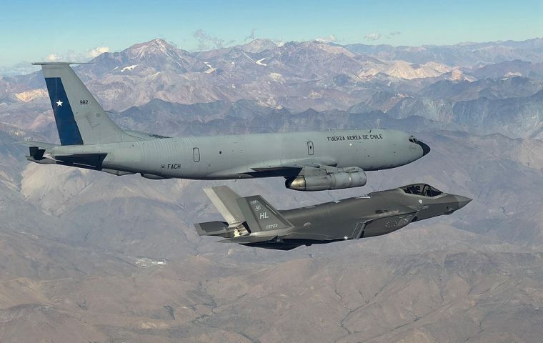 La maniobra se ejecut&oacute; el 4 de abril en espacio a&eacute;reo internacional, mientras los cazas de quinta generaci&oacute;n se dirig&iacute;an a Santiago para participar en la FIDAE 2026