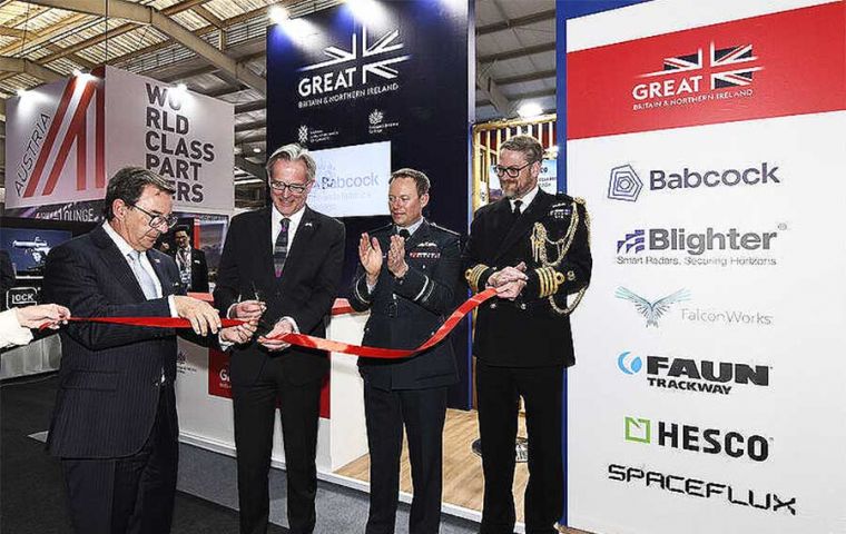 El ministro de Defensa chileno Fernando Barros inaugura el pabell&oacute;n del Reino Unido junto al embajador David Concar, Mark Jackson de la RAF y el Cap. de Navio Jason White 