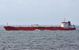El petrolero Rich Starry, de bandera de Malawi y 188 metros de eslora, vir&oacute; a los pocos minutos de aproximarse al estrecho, inform&oacute; MarineTraffic