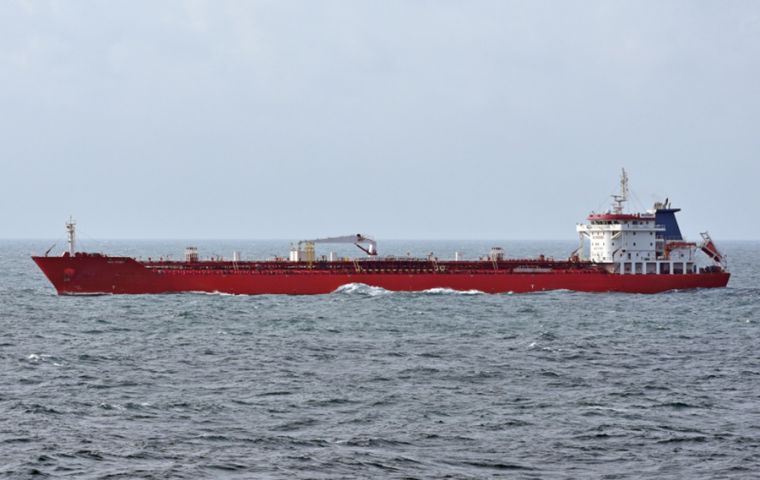 El petrolero Rich Starry, de bandera de Malawi y 188 metros de eslora, vir&oacute; a los pocos minutos de aproximarse al estrecho, inform&oacute; MarineTraffic