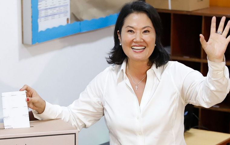 El conteo r&aacute;pido basado en el 95,7% de las actas, revel&oacute; un panorama a&uacute;n m&aacute;s ajustado: Fujimori con 17,1% y un triple empate t&eacute;cnico entre S&aacute;nchez (12,4%), L&oacute;pez Aliaga (11,3%) y Nieto (10,7%)