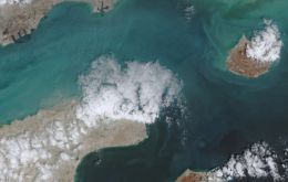 El giro se produjo cuando sitios de rastreo mar&iacute;timo mostraban a varios buques intentando aprovechar la ventana de apertura